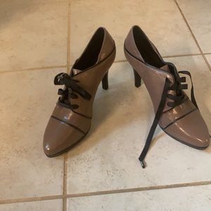 Taupe leather Tahari heels - Never worn size 7 1/2